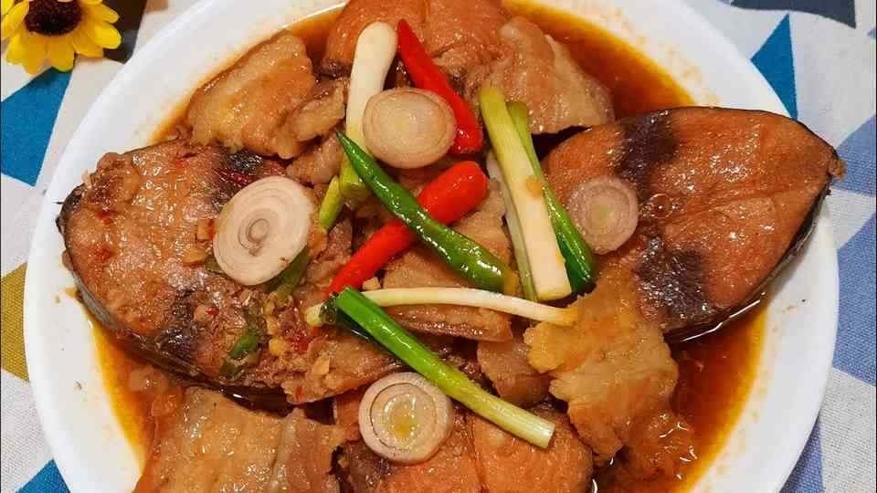 Thưởng thức món cá thu kho thịt ba chỉ nóng hổi cùng cơm trắng