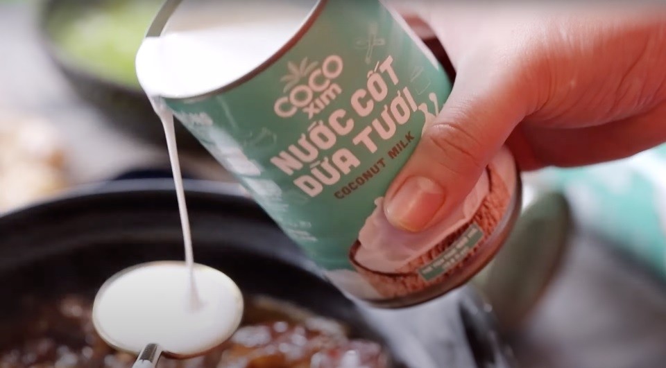 Thêm nước cốt dừa vào nồi cá thu kho để tăng vị béo ngậy