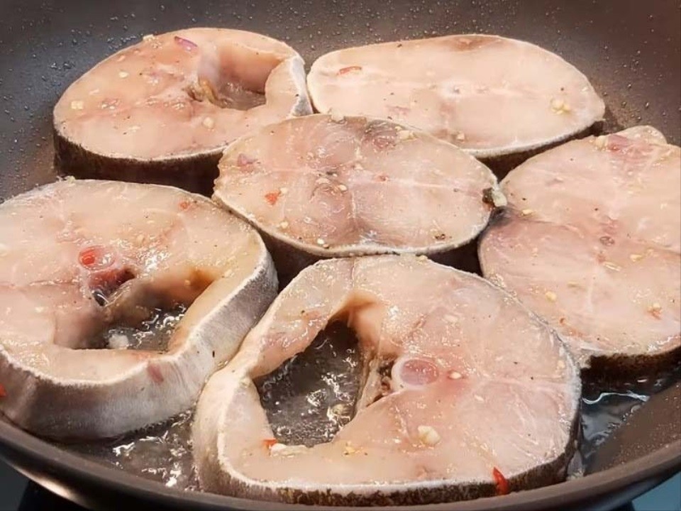 Rán sơ cá thu giúp miếng cá săn chắc, không nát khi kho