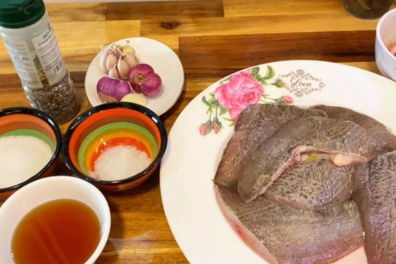Chuẩn bị đầy đủ nguyên liệu để bắt đầu cách nấu cá kho tiêu