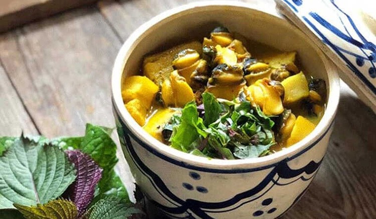 Quá trình xào ốc bươu vàng và thịt ba chỉ thơm ngon chuẩn bị cho món ốc nấu chuối đậu