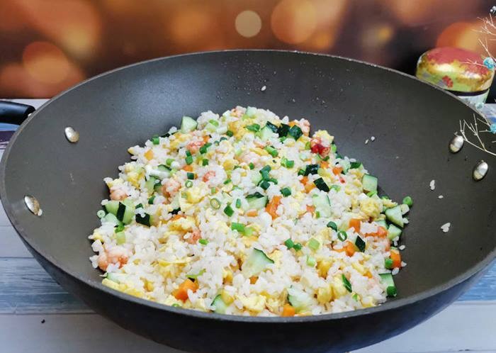 Kỹ thuật cách nấu cơm rang ngon trên chảo lớn để hạt cơm tơi xốp