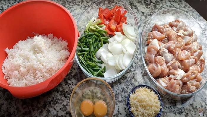 Sơ chế nguyên liệu tươi ngon cho cách nấu cơm rang ngon chuẩn vị