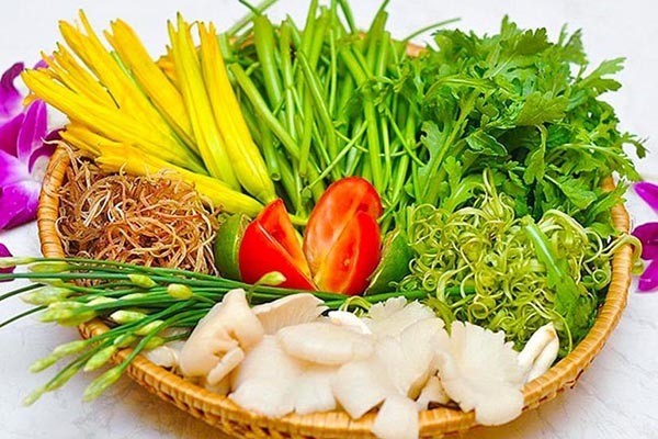 Các loại rau tươi sống đa dạng như rau muống, nấm, bắp chuối ăn kèm lẩu đuôi bò chua cay