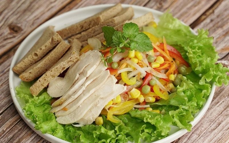 Salad rau củ tươi và bánh mì ngũ cốc, lựa chọn nấu ăn đơn giản cho bữa ăn tiện lợi.