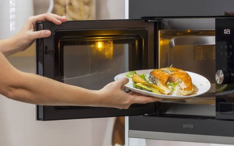 Thực phẩm chế biến sẵn hâm nóng bằng lò vi sóng, giải pháp nấu ăn đơn giản nhanh gọn.