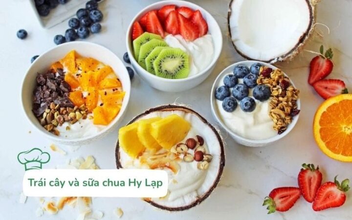 Bát trái cây tươi và sữa chua Hy Lạp – món tráng miệng nấu ăn đơn giản lại bổ dưỡng.