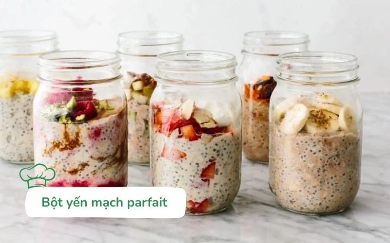 Bột yến mạch parfait với trái cây, bữa sáng nấu ăn đơn giản lành mạnh và đầy năng lượng.
