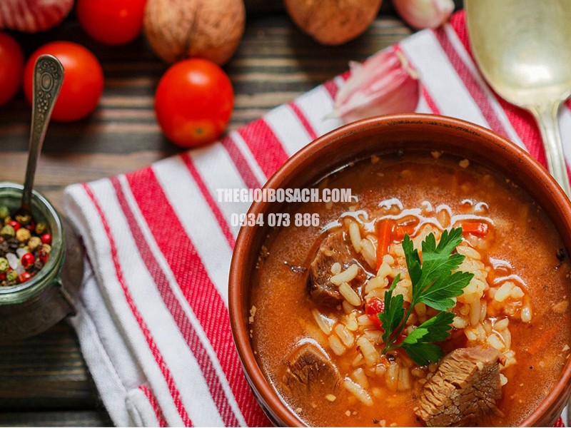 Món thịt bò hầm cà chua đỏ tươi, hấp dẫn cho bữa cơm gia đình