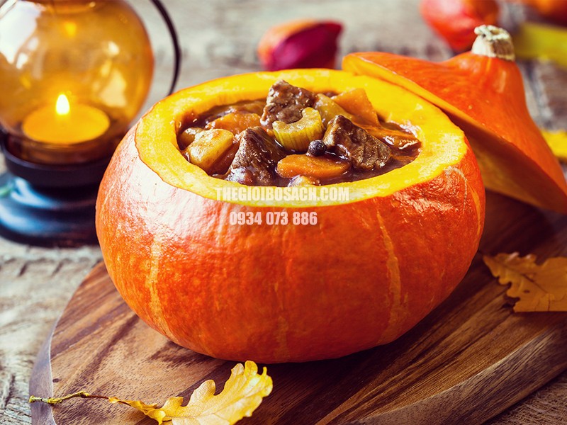 Thịt bò hầm bí đỏ mềm ngọt, nước dùng sánh mịn, đầy đủ dưỡng chất