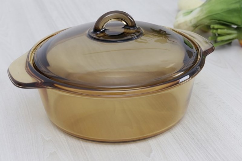 Nồi thủy tinh Luminarc Blooming Amberline 2 lít với nắp kính, rất phù hợp để nấu các món canh chua