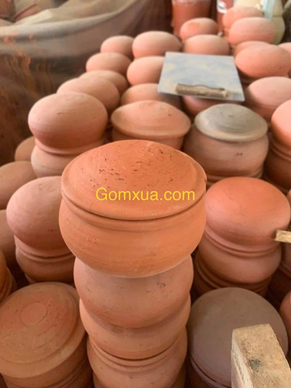 Quá trình chọn lựa niêu đất chất lượng để đảm bảo thành công khi áp dụng cách nấu cơm niêu đất.