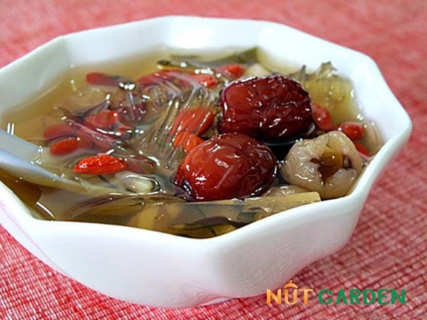 Bát chè táo đỏ hạt sen nguội lạnh, sẵn sàng thưởng thức trong những ngày hè