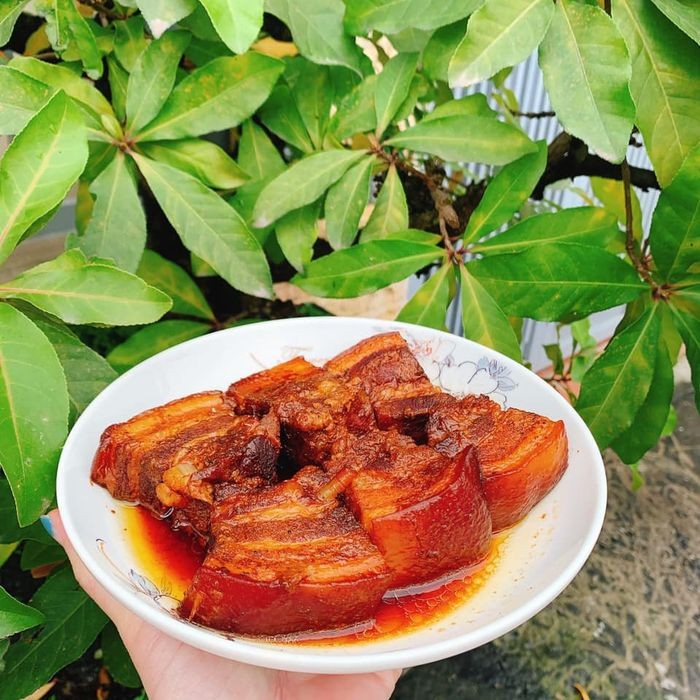 Thành phẩm món thịt ba góc kho tàu đã hoàn thành, chuẩn bị cho bữa cơm sum vầy