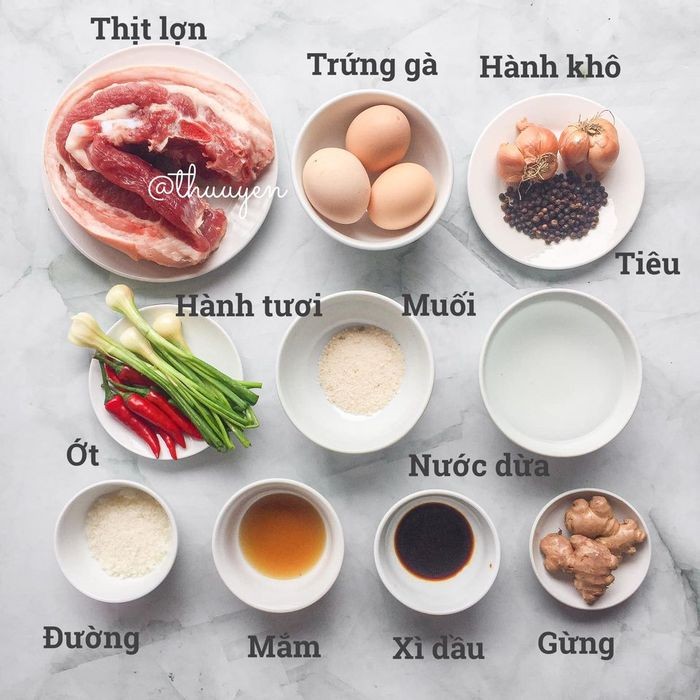 Trứng gà luộc đã bóc vỏ được chiên vàng đều, sẵn sàng kết hợp cùng thịt ba góc kho