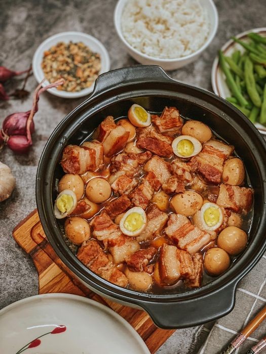 Món thịt ba góc kho trứng cút hoàn hảo với màu sắc hấp dẫn và độ sánh mịn của nước sốt