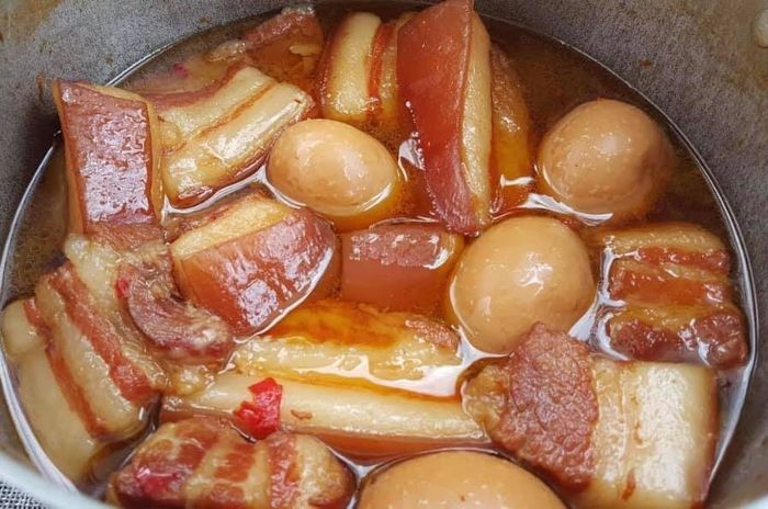 Thịt ba góc kho tàu đậm đà với miếng thịt mềm rục, thấm vị, được kho cùng trứng