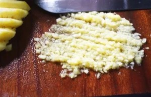 Sơ chế các loại gia vị và rau thơm cho món cá mè kho chuối xanh