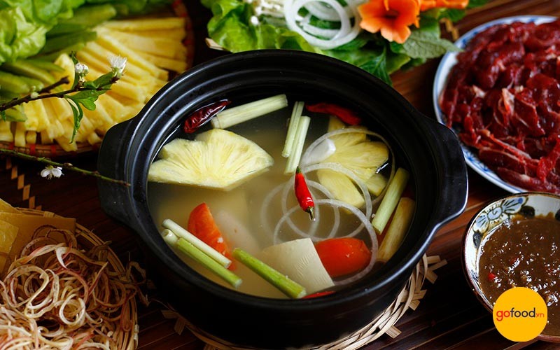 Thịt ba chỉ bò Mỹ thái mỏng ướp gia vị cho món lẩu bò nhúng giấm, khám phá cách nấu lẩu ngon nhất