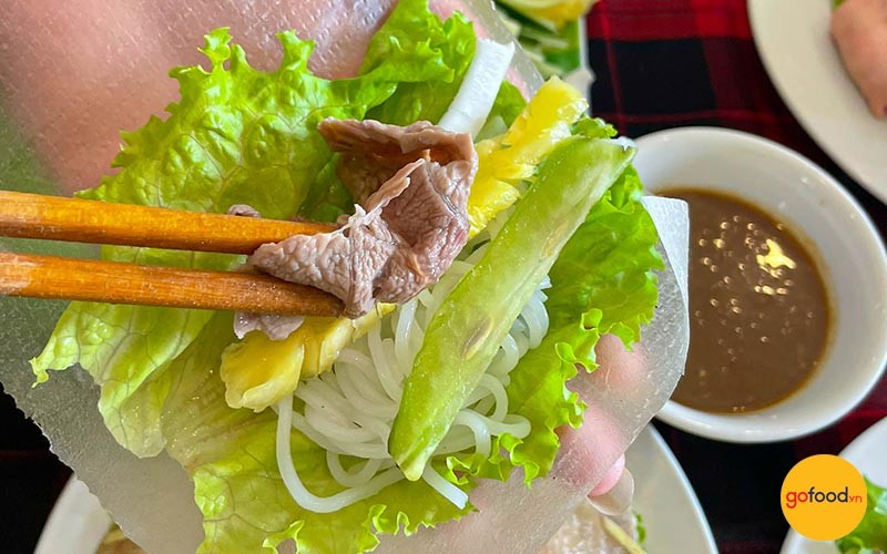 Món bò nhúng giấm cuộn bánh tráng và rau sống, kết thúc một cách nấu lẩu ngon nhất