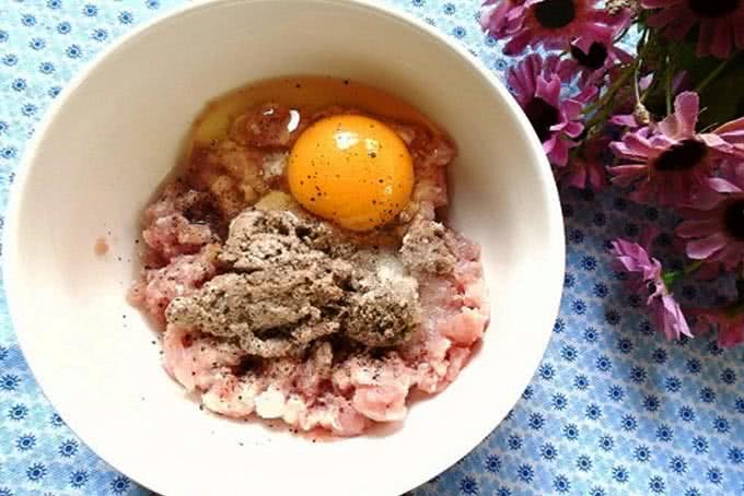 Phần riêu cua và thịt xay đã hấp chín, sẵn sàng cho món bún riêu ốc