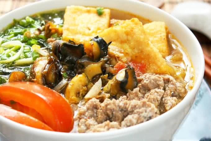 Hoàn thành bát bún riêu ốc hấp dẫn với đủ topping và nước dùng đậm đà