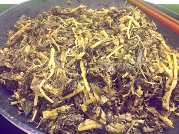 Rán sơ cá tép để món canh cá dưa sắn thêm đậm đà và không bị nát