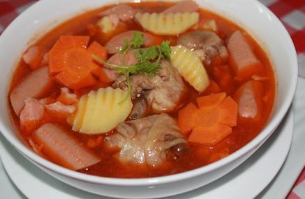 Món canh gà khoai tây hầm mềm, bổ dưỡng, thích hợp dùng với cơm trắng