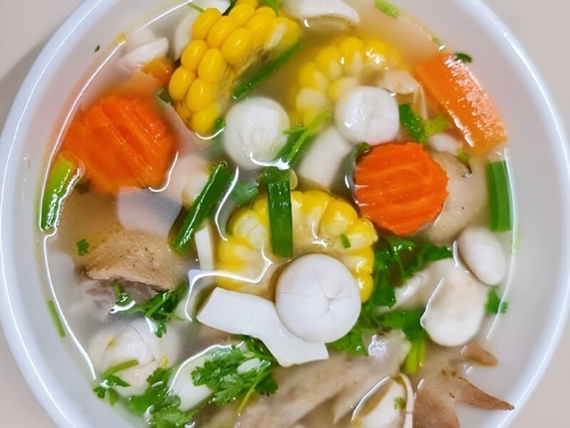 Món canh gà nấm rơm hầm cà rốt bổ dưỡng, màu sắc hấp dẫn