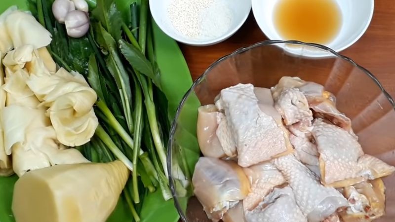 Hình ảnh các nguyên liệu tươi ngon để nấu canh măng thịt gà, gồm thịt gà, măng khô đã sơ chế, hành lá, hành tím và các gia vị
