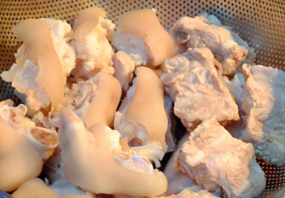 Thịt móng giò và sườn heo đã được chần sạch cho cách nấu canh măng miến