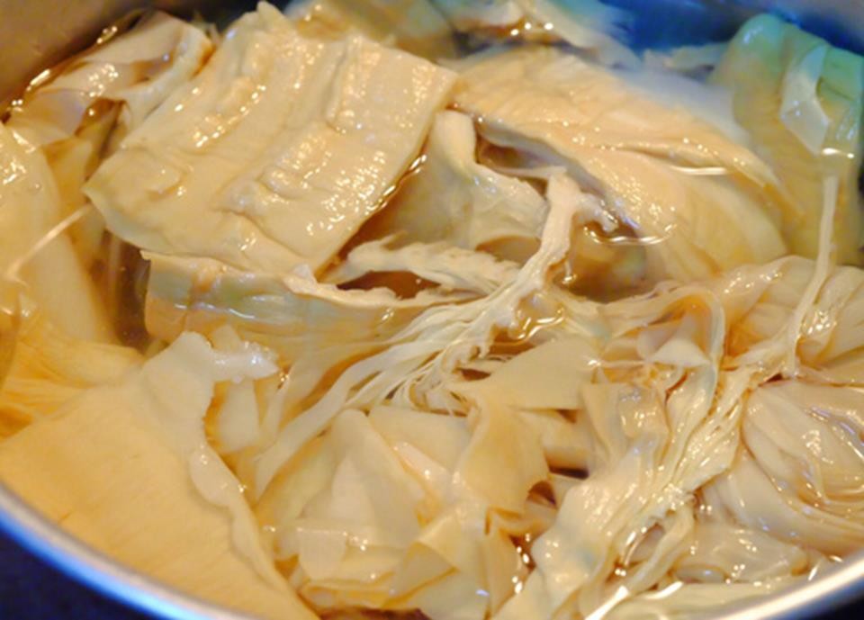 Măng khô đã được ngâm nở và luộc kỹ, sẵn sàng cho món canh măng miến