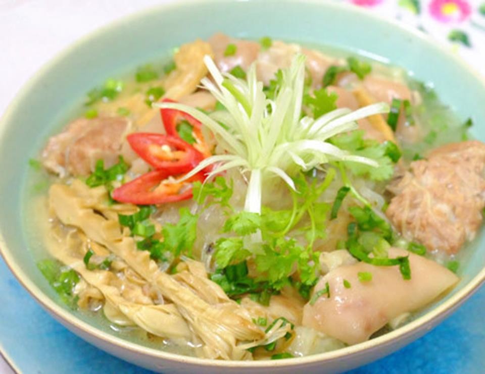 Tô canh măng miến đã hoàn thành, trang trí với hành lá và rau mùi, sẵn sàng thưởng thức