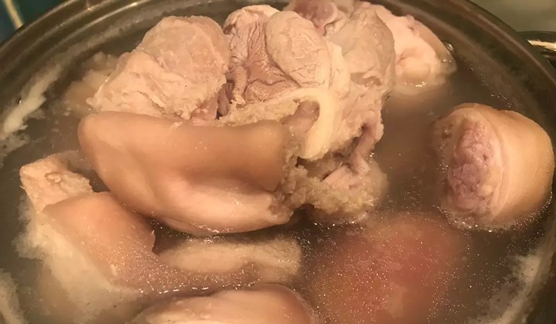 Hình ảnh chân giò heo và các nguyên liệu khác đã được sơ chế sạch sẽ, bày ra đĩa chuẩn bị cho món canh măng ngày Tết