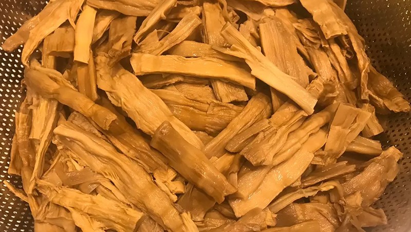 Hình ảnh măng khô đã được sơ chế sạch sẽ, ngâm nở và xé sợi, sẵn sàng để chế biến món canh măng ngày Tết