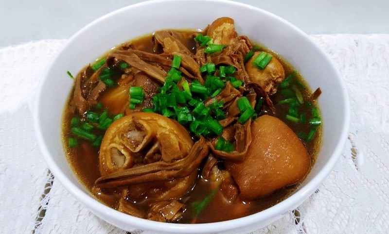 Hình ảnh bát canh măng chân giò hầm măng khô thơm ngon, nóng hổi, được trình bày đẹp mắt, sẵn sàng để thưởng thức