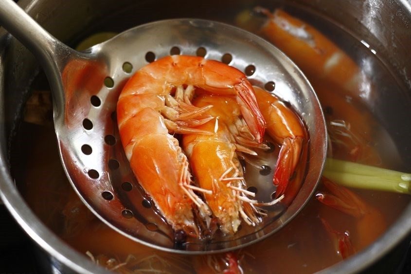 Luộc chín tôm với gừng để khử mùi tanh, chuẩn bị nấu món cháo tôm khoai mỡ cho bé