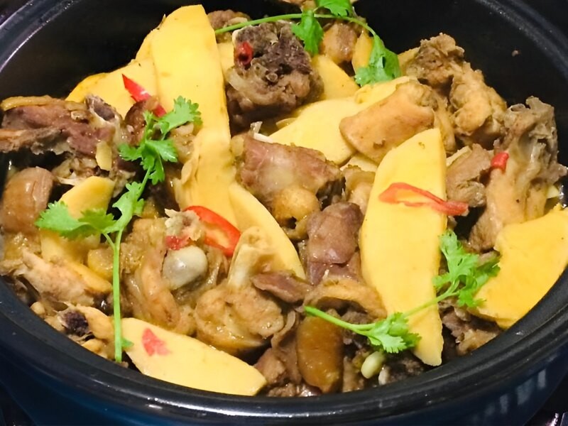 Đĩa gà kho măng tươi nóng hổi, hấp dẫn với màu sắc bắt mắt, bí quyết để có món ăn ngon.