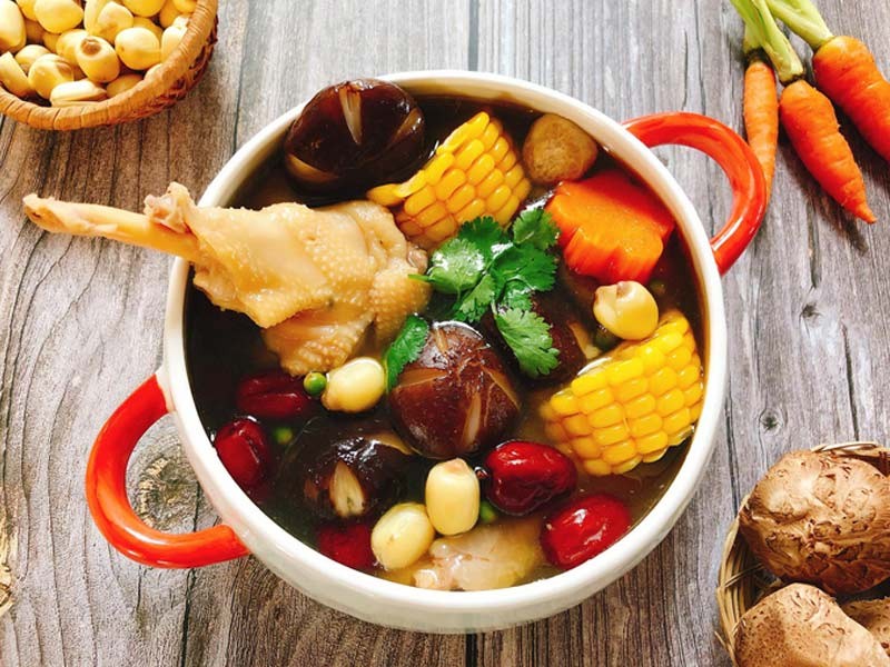 Gà nấu nấm đông cô khô và nước dừa thơm lừng