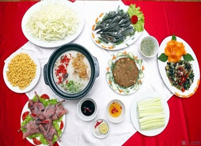 Gia đình quây quần thưởng thức lẩu cháo chim bồ câu ấm áp