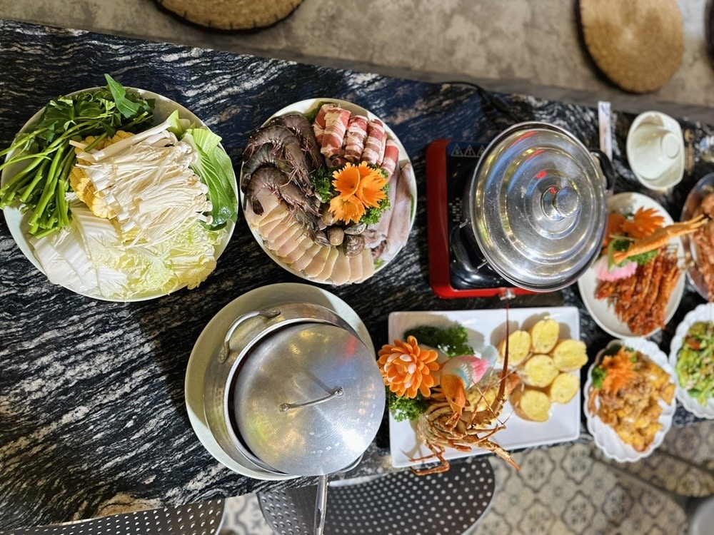 Nguyên liệu ăn kèm lẩu Tomyum phong phú: hải sản, thịt bò, rau củ tươi ngon
