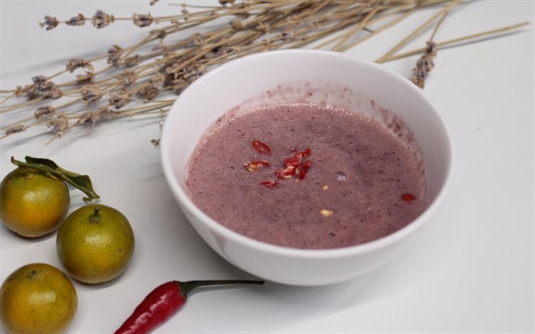 Bát mắm tôm pha sẵn với màu sắc hấp dẫn, đặc trưng của món nước chấm truyền thống