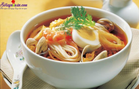Bát mì somen lạnh kiểu Nhật hoàn chỉnh với nước dùng và topping