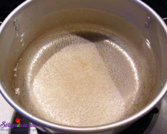 Luộc mì somen Nhật trong nồi nước sôi