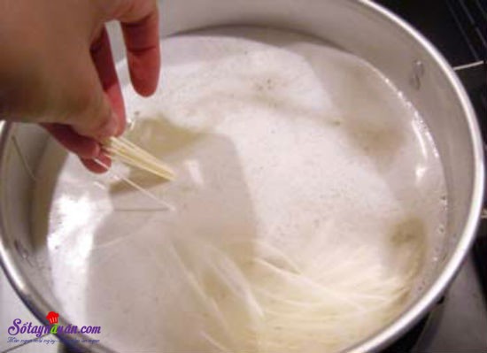 Khuấy nhẹ sợi mì somen khi đang sôi để mì chín đều