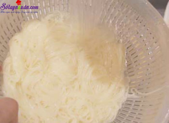 Vớt mì somen đã luộc ra rổ để ráo nước