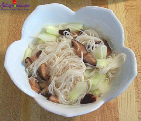 Trình bày mì somen lạnh với nước sốt và rau củ