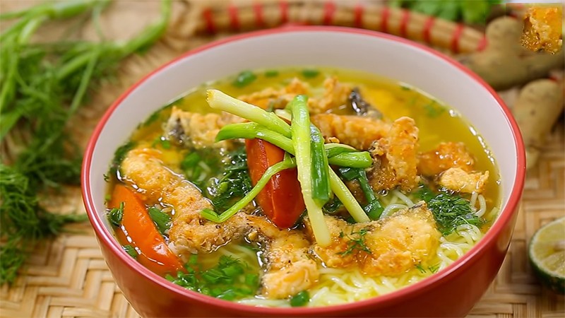 Bát bún cá quả nấu chua hoàn chỉnh với cá chiên giòn và nước dùng đậm đà