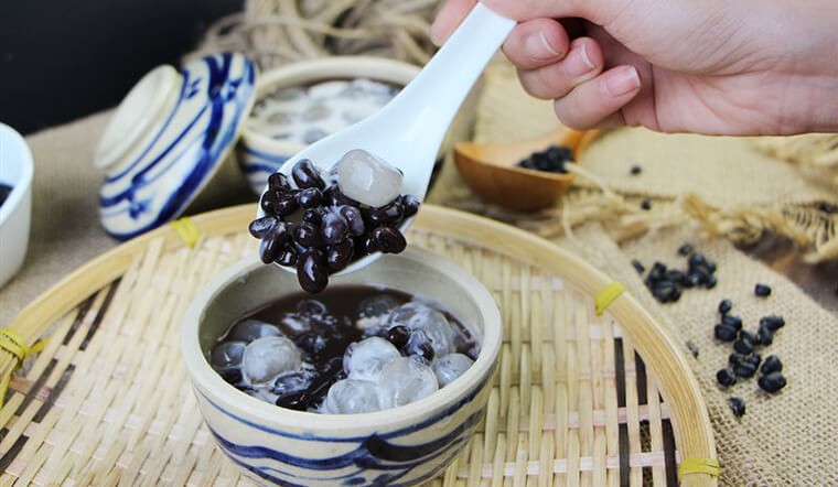 Chè đỗ đen bột lọc thơm ngon với những viên bột dai dai, được nấu tiện lợi bằng nồi cơm điện