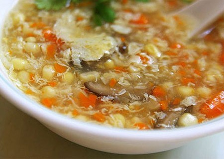 Súp hải sản ngô non được chế biến hoàn chỉnh, với vân trứng đẹp mắt và màu sắc hấp dẫn